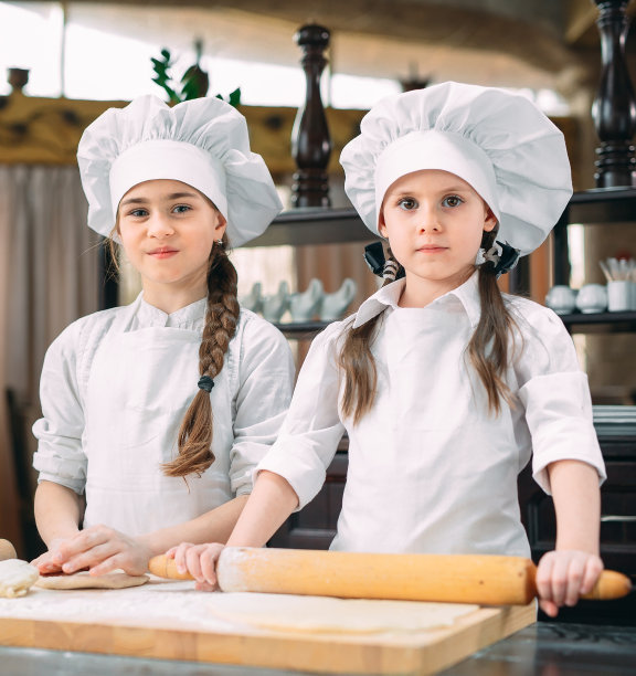 有趣的女孩，孩子们正在厨房里准备生面团。图片下载