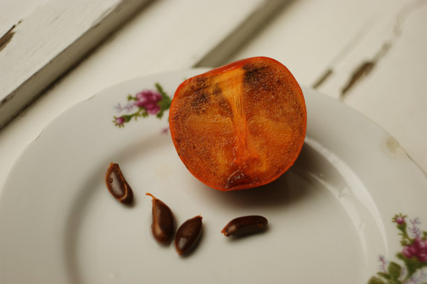 秋天的柿子。成熟多汁的柿子图片下载