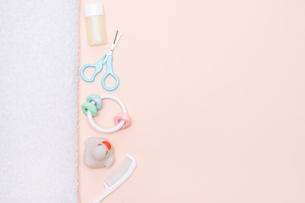 平躺婴儿沐浴产品，液体肥皂瓶，玩具鸭子和毛刷在粉红色的背景。子平躺图片下载