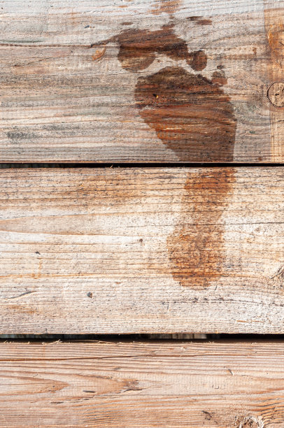 木板上的湿脚印。木板的质地图片下载