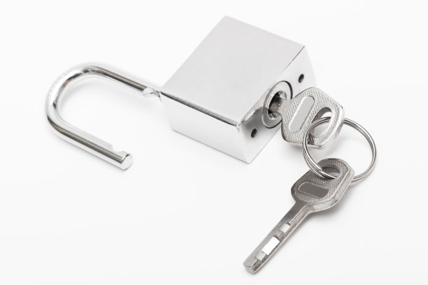 现代挂锁与钥匙在一个白色的背景图片下载