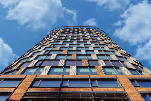 低视角双城大厦摩天办公楼采用矩形砖图案素材图片