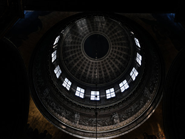 俄罗斯圣彼得堡喀山大教堂的圆顶。光与影图片下载