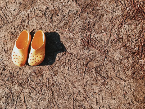 一个黄色的拖鞋图片下载