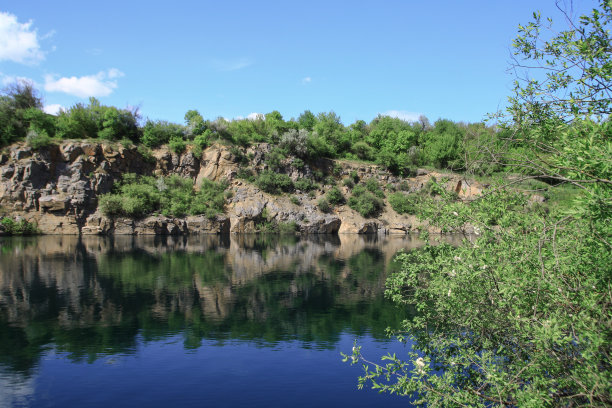 夏天高原上的一条美丽的河流。湖在一个生态干净的公园保护区，在山的背景。春天的美景。设计素材照片图片下载