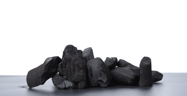 一组由实木制成的木炭黑色近景照片，用于烹饪或吸收房间或冰箱的气味。并用于一些化妆品行业。图片下载