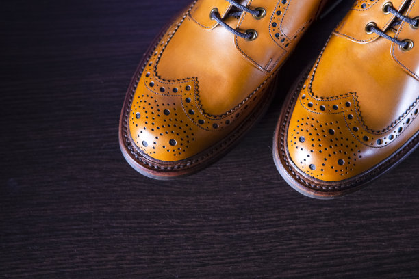 时尚的想法。脚趾对男性鞣革brogues靴子对木制背景。以上的观点。水平图像合成图片下载