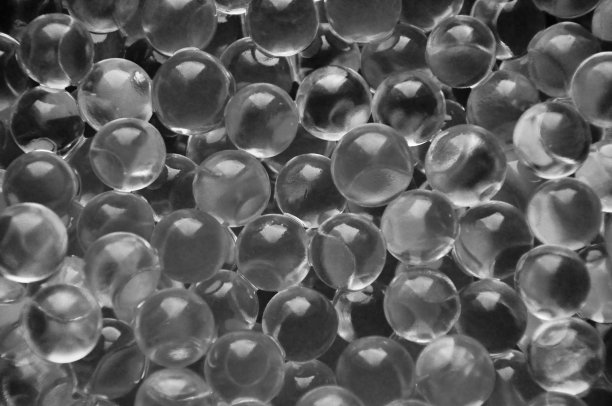 晶莹透明的水凝胶泡泡球背景图片下载