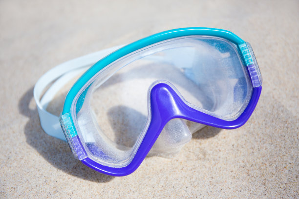 沙滩上的蓝色潜水面罩图片下载