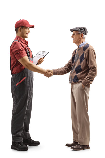 穿着制服的工人与一位老人握手图片下载