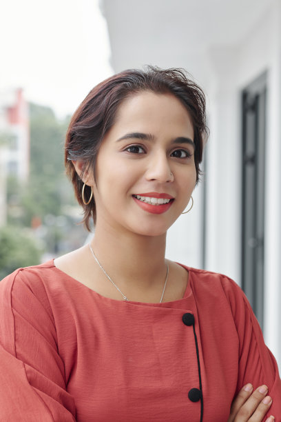 自信的年轻印度女商人图片下载