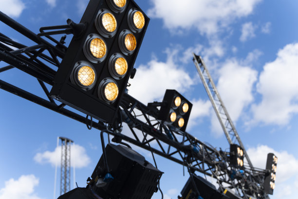 为音乐会安装专业的音响、灯光、录像和舞台设备。舞台照明设备被固定在桁架上以提升。带电缆的飞行箱。图片下载