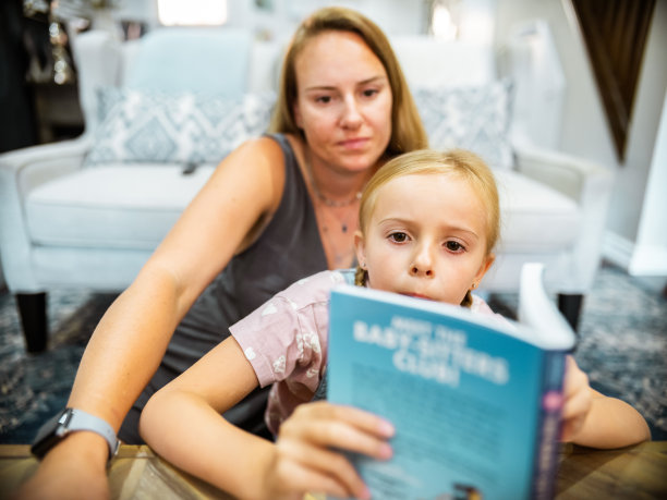 母亲和女儿一起读书图片下载