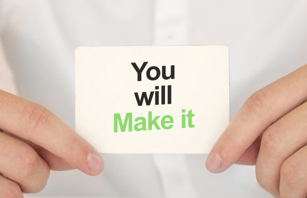 男人的手拿一张带有文字的牌，你将使它具有金融和商业的概念。图片下载