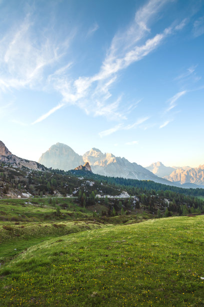 著名全景Cortina d’ampezzo在Dolomites，意大利自然景观背景图片下载