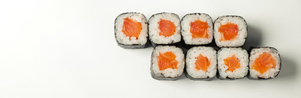 寿司放在白色的盘子里。三文鱼红寿司卷。为了餐厅的菜单。特写镜头。题字拷贝空间的地方图片下载