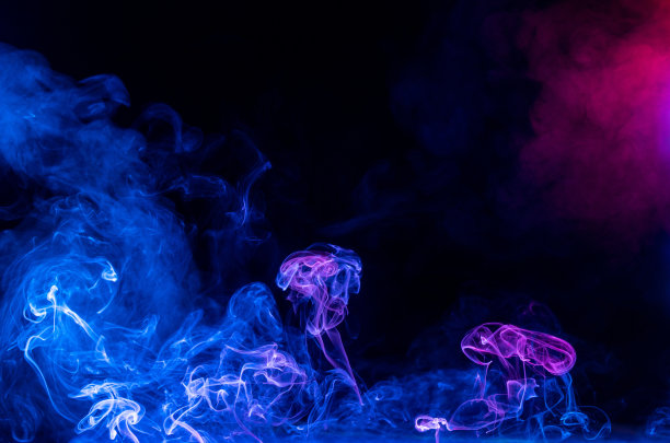 概念形象的多色烟雾孤立在黑色的背景，万圣节的设计元素。图片下载
