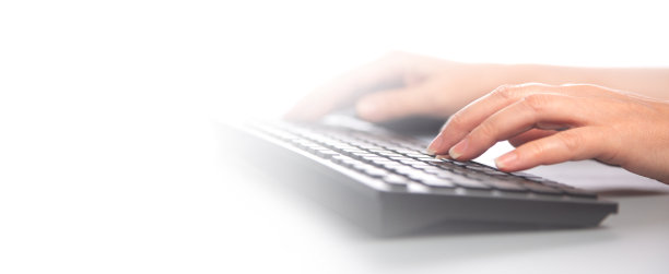 女性手指在键盘上打字的细节图片下载