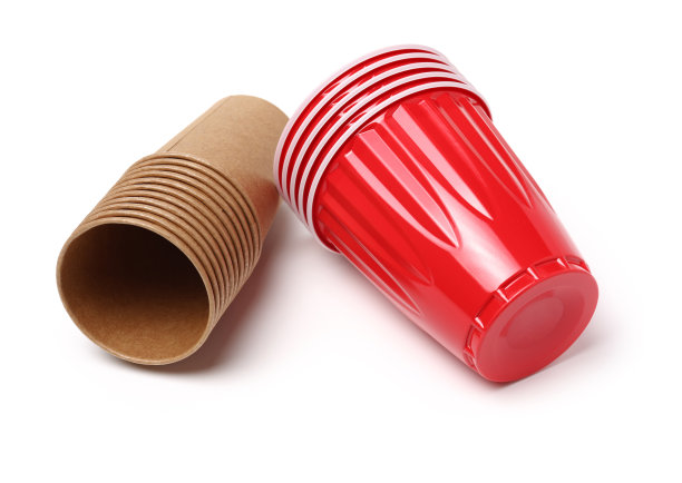 红色塑料杯和棕色羊皮纸咖啡杯图片下载