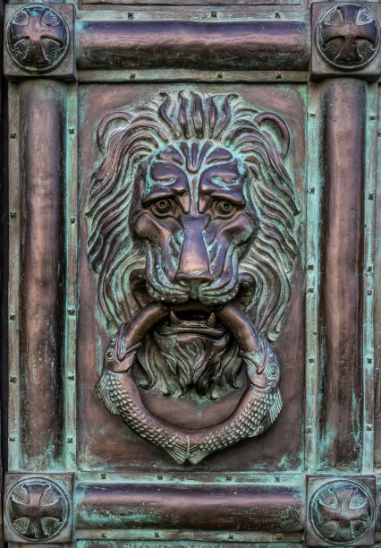 铜狮子。古董锻铁门把手图片下载