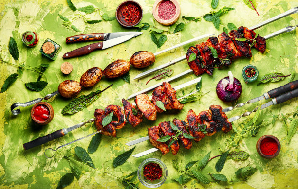 在荨麻中浸泡的羊肉串图片下载