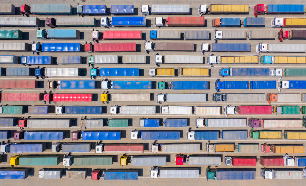 卡车排成长队到终点站。图片下载