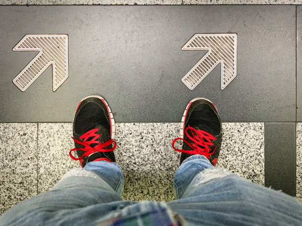 男人站在大理石地板上图片下载