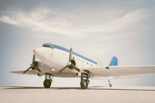 沙漠中的DC-3型号达科他图片下载