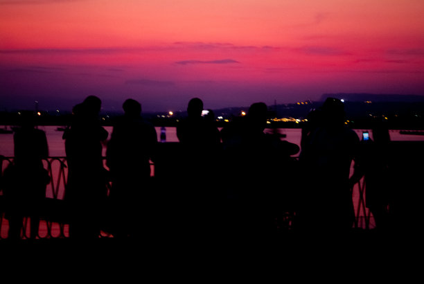 人群看日落和有一个开胃酒剪影的照片..Ortigia市区。锡拉库萨，意大利西西里岛，夏季图片下载