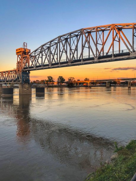 阿肯色河上的秋天日落图片下载