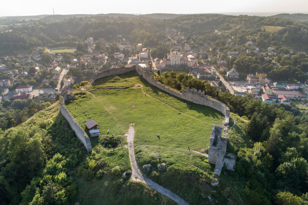 Kremenets城堡遗址鸟瞰图，位于Kremenets镇山顶，Ternopil地区，乌克兰。图片下载
