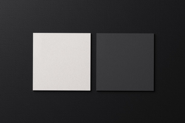 白色方形纸名片模型在黑色现代织物桌子的背景。品牌展示模板打印平面设计。两张卡片。3 d演示呈现图片下载