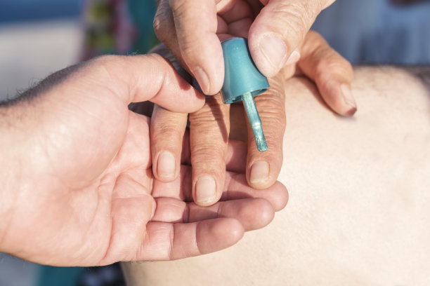 女人擦指甲油图片下载