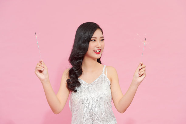 魔术时间与火花在工作室拍摄图片下载