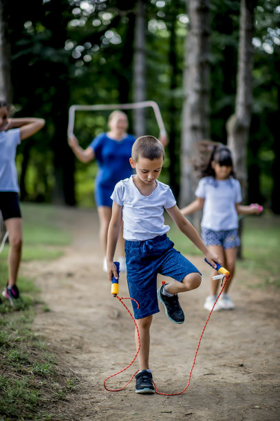 穿着白色t恤的学生们在公园里跳绳图片下载
