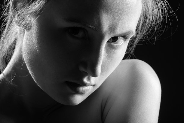 悲伤的年轻女子图片下载
