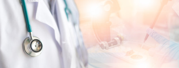 在医院或诊所抗击COVID-19的医生或医师身穿白袍制服，佩戴听诊器，佩戴实验室背景旗帜图片下载