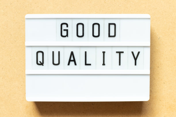 灯箱与文字质量良好的木材背景图片下载