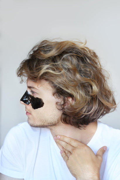 洁面面膜、面膜、粉刺、油性皮肤。年轻人在照顾自己的脸。男士保湿面膜。美容护肤理念。图片下载