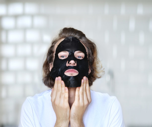 抗衰老疗法。年轻人在用面膜照顾他的眼圈皱纹。男士保湿面膜。美容护肤理念。图片下载