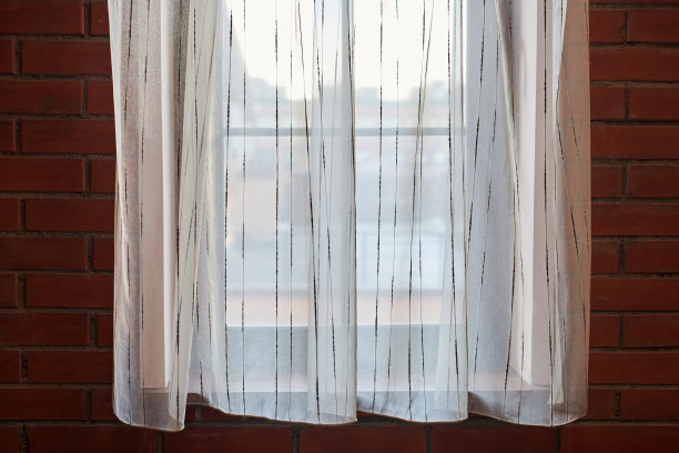 阁楼公寓的窗帘图片下载