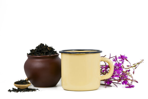 一大杯凉茶，一个砂壶，里面有干茶和盛开的杂草图片下载