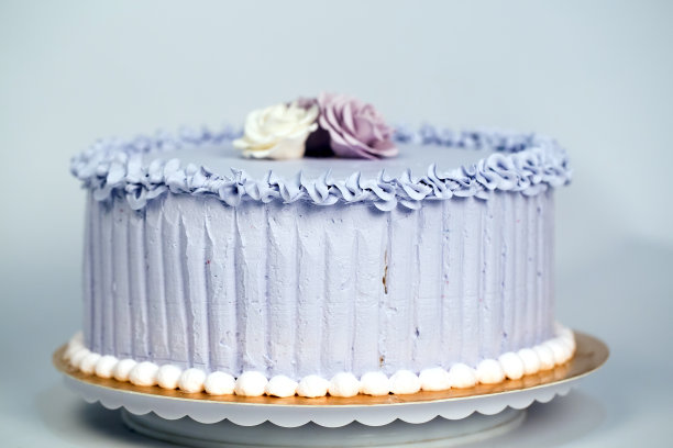 婚礼蛋糕与玫瑰作为甜蜜的款待和甜点图片下载