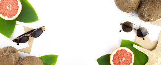 椰子，葡萄柚，海星，绿色的热带树叶，信封，信，太阳眼镜平躺在白色的背景与复制空间。夏季、假期、假期、旅游概念布局。横幅库存图片。图片下载