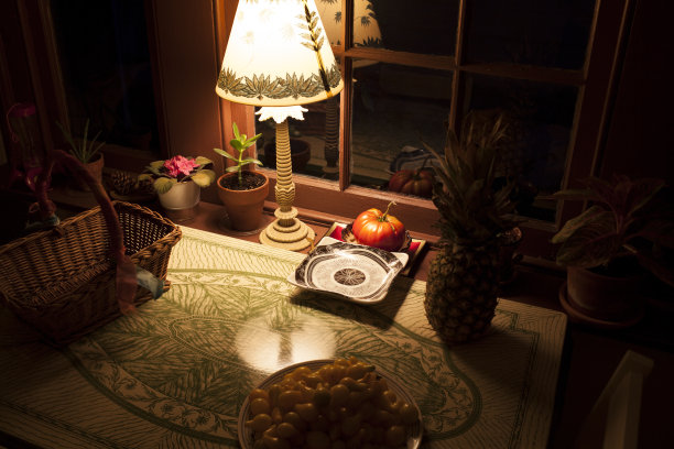 旧桌子，有灯，篮子，西红柿和菠萝图片下载