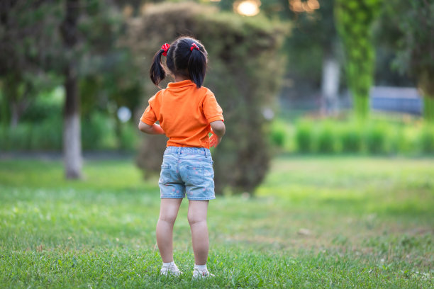 小女孩的后视图图片下载