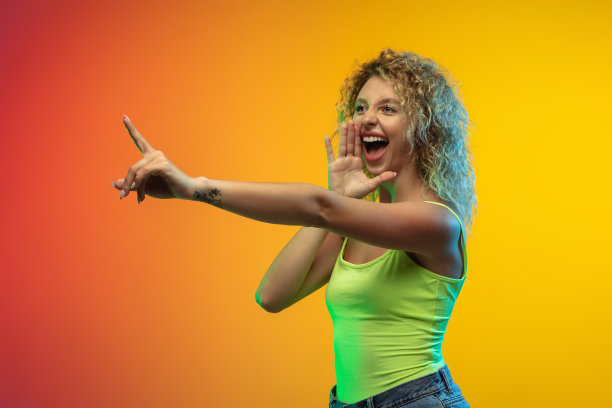 高加索年轻女子的肖像在渐变的工作室背景霓虹灯图片下载