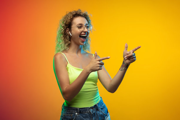 高加索年轻女子的肖像在渐变的工作室背景霓虹灯图片下载