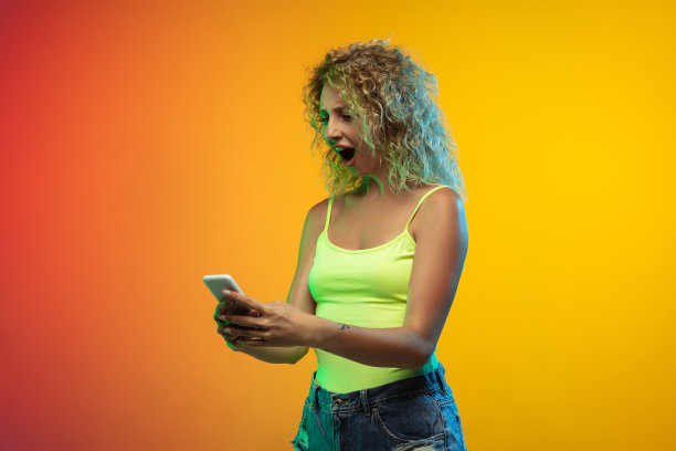 高加索年轻女子的肖像在渐变的工作室背景霓虹灯图片下载