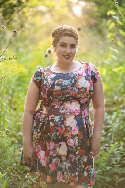 加尺寸的时装模特在户外花衣服，美丽的胖女人与大胸部的自然图片下载